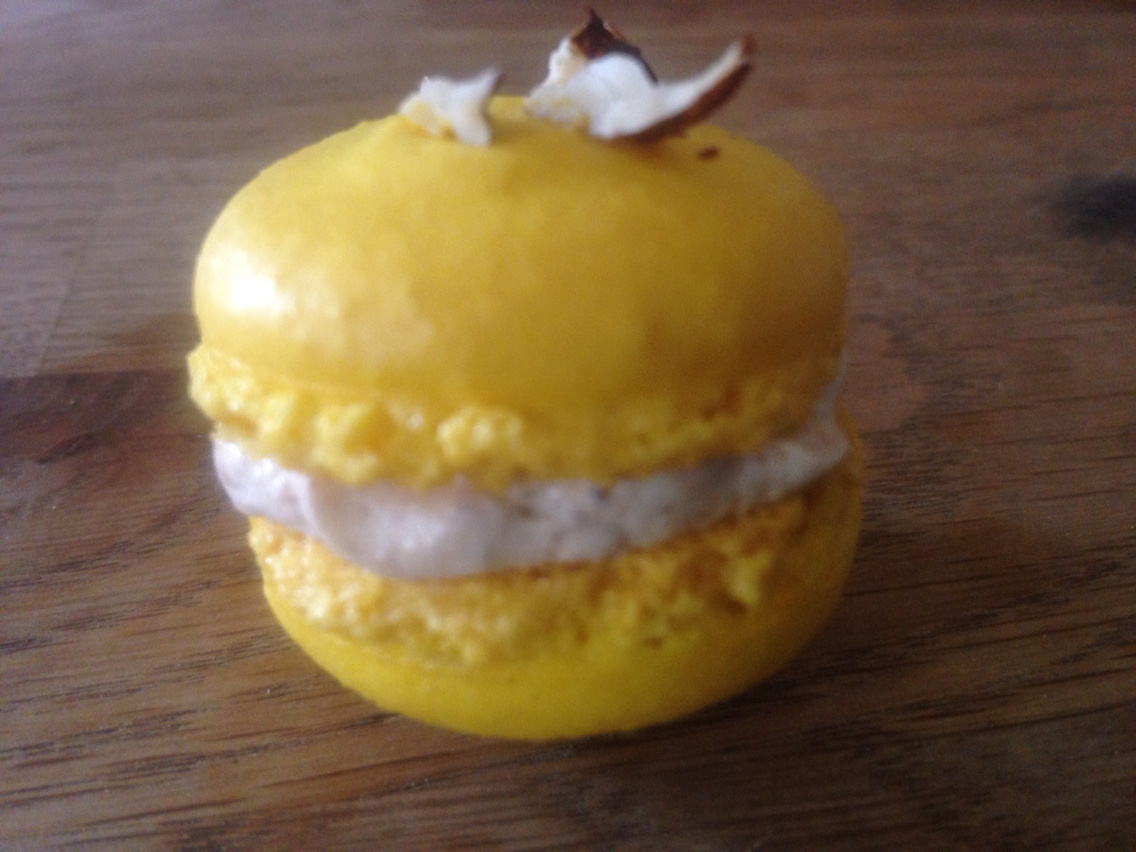 Praline feed for macaroons